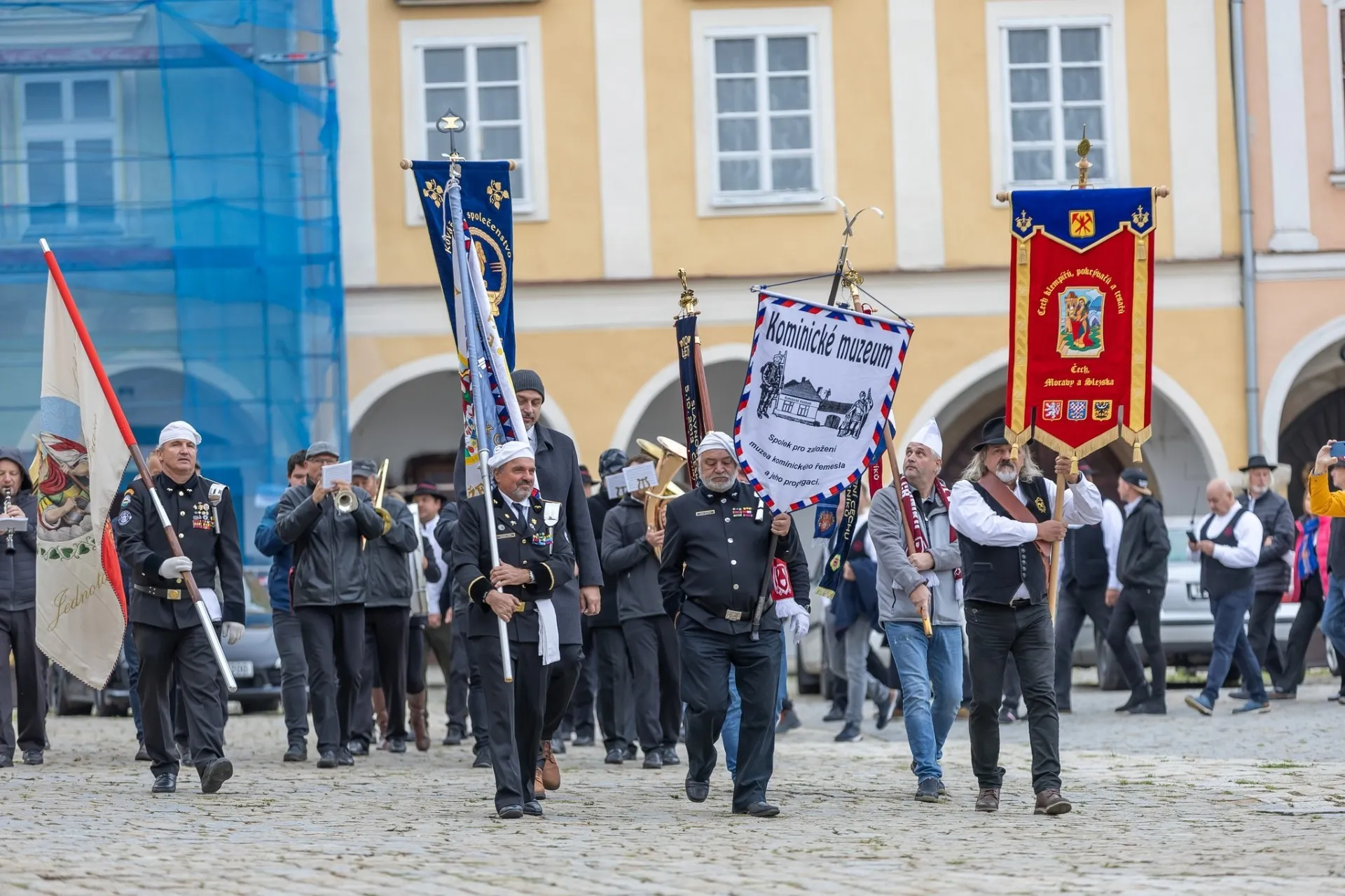 Kominíci v tradičních uniformách při slavnostním průvodu